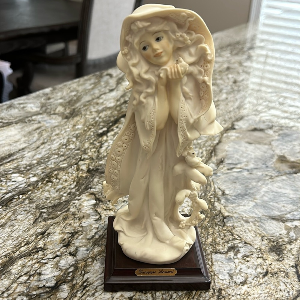 Vintage 1973 Giuseppe Armani Bimba Inverno Girl-Winter figurine. Made in Italy